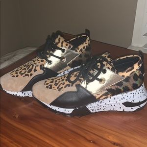 Steve Madden sneakers (never worn but no tag)
